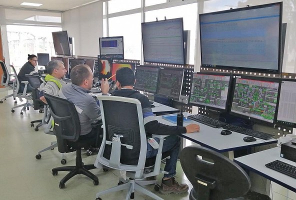 Alemanes evalúan el funcionamiento de la planta.