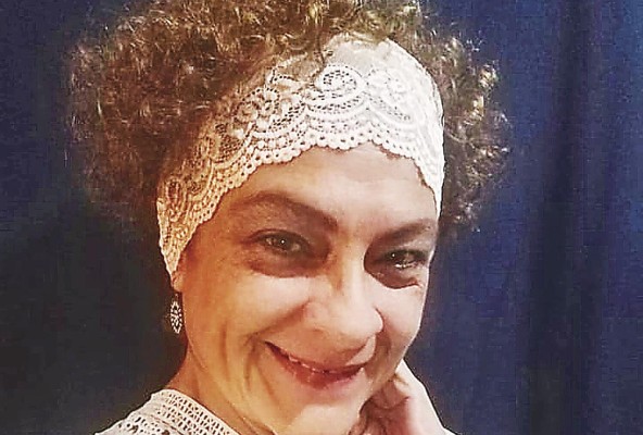 Claudia Thaís Monteza. Tallerista y artesana. Nominada a mención honorífica: Emprendimiento “Es de suma importancia llevar a cabo eventos como este, ya que son un espacio para divulgar y conocer iniciativas, con impacto social, que vienen realizando mujeres en distintos lugares del país. Permite conectar y desarrollar la sororidad, que es fundamental para el empoderamiento femenino”. “Es necesario acrecentar los espacios para que haya más participación femenina, con altura y conocimiento del verdadero poder de su voz y voto, con especial énfasis en los espacios políticos y de la sociedad civil organizada. En el mundo del emprendimiento hay mucho por hacer, aun para que las mujeres desarrollemos a capacidad total nuestros talentos, contemos con las competencias necesarias para elevar nuestro nivel y accedamos a los beneficios que el mercado ofrece, siempre alertas para elevar los estándares a lo interno y externo”.