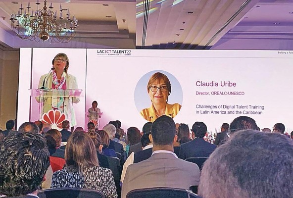 Claudia Uribe, directora de la Oficina Regional de Educación para América Latina y el Caribe de la Organización de las Naciones Unidas para la Educación, la Ciencia y la Cultura (Unesco – Orealc), durante su ponencia en la cumbre.