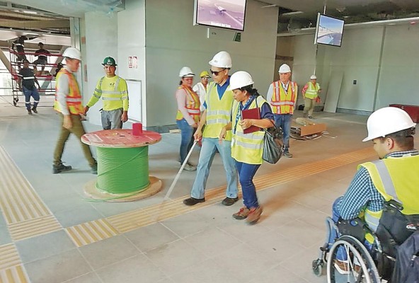 Líneas guía han sido ubicadas en las nuevas aceras y estaciones del Metro de Panamá