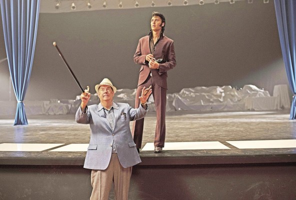 Tom Hanks (i) como el coronel Tom Parker y Austin Butler como Elvis, durante el filme.