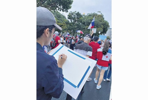 El artista vivió la represión al formar parte de la multitud en las protestas.