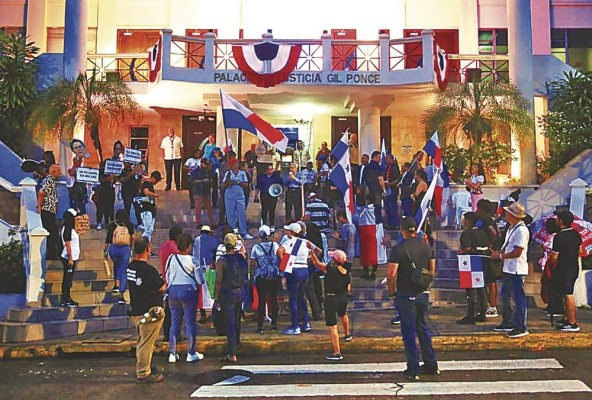 Sectores de la sociedad civil mantuvieron una vigilia en la CSJ, reclamando celeridad en el fallo sobre las demandas de inconstitucionalidad contra la ley 406.