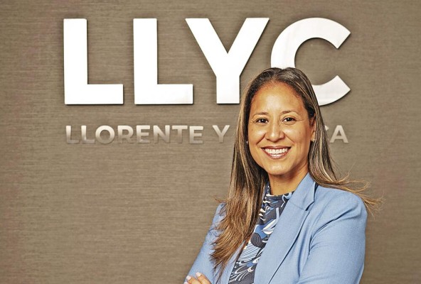 Michelle Tuy. Directora general en LLYC Panamá. Nominada a mención honorífica: Mercadeo y publicidad “Este tipo de proyectos eleva todo lo que hace la mujer en las diferentes industrias, de modo que se valore nuestro trabajo resaltando nuestra vida profesional y personal como madres, esposas, hijas, lideresas y más. Tenemos esa labor como profesionales y cada día vamos mejorando e impulsándonos a abarcar distintos territorios con el fin de ser reconocidas”. “Somos un pilar muy importante y cada vez se hace más fuerte, ya que luchamos por más oportunidades de avanzar y posicionarnos como lideresas. Esto nos ayuda a saber que podemos hacer y lograr lo que nos propongamos para incrementar nuestra participación en las distintas áreas del mundo laboral”. “Es una bendición tener personas que creyeron en mí y que me dieron oportunidades. Tuve la oportunidad de trabajar con marcas que me ayudaron a crecer y mejorar. He trabajado con muchos hombres y siempre he sido respetada y valorada. Uno de los retos que he tenido que afrontar es demostrar mi potencial, ya que muchos compañeros te pueden cuestionar y debes enfocarte en tu trabajo y hacerlo bien para mostrar de lo que eres capaz. Los resultados hablan por sí solos”. “Para lograr un mundo equitativo se necesitan más espacios de visibilidad y diversidad para presentar todo el impacto que tiene la mujer en la sociedad. Este es el camino para que la mujer tenga el valor que merece y ser ese acelerador para llegar a la igualdad de género”.