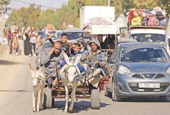 Familias palestinas salen de la franja de Gaza