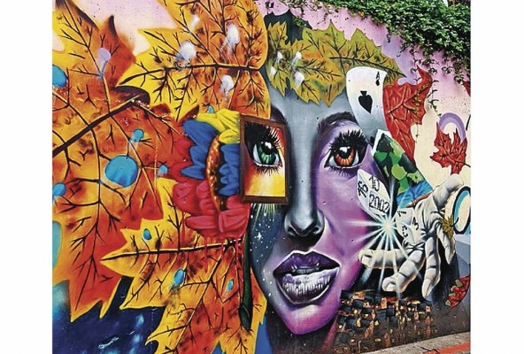 Las calles de la Comuna 13 se decoran de grafitis y murales que cuentan su historia.