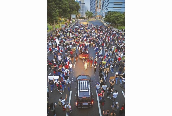 El país está envuelto en manifestaciones en diferentes zonas por la aprobación del contrato minero.
