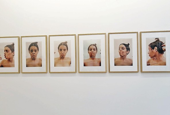La exhibición incluye las obras de cinco artistas internacionales, como Ana Mendieta.