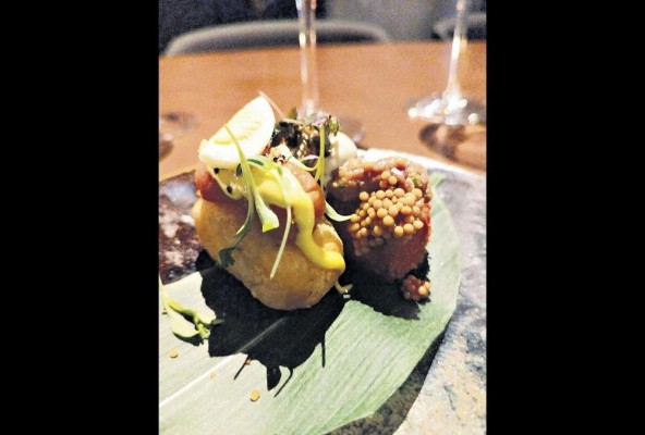 Causa tartar de res ahumada y carimañola con tartar de atún