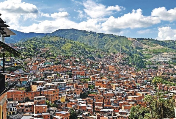 Después de años de violencia, la Comuna 13 se ha transformado en uno de los sitios turísticos más visitados de Colombia.