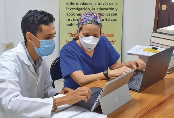 El licenciado Gumercindo Pimentel y la Dra Karen Courville.