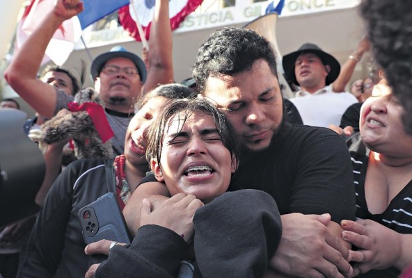 Las personas apostadas en la Corte lloraron y gritaron de emoción al conocer el fallo
