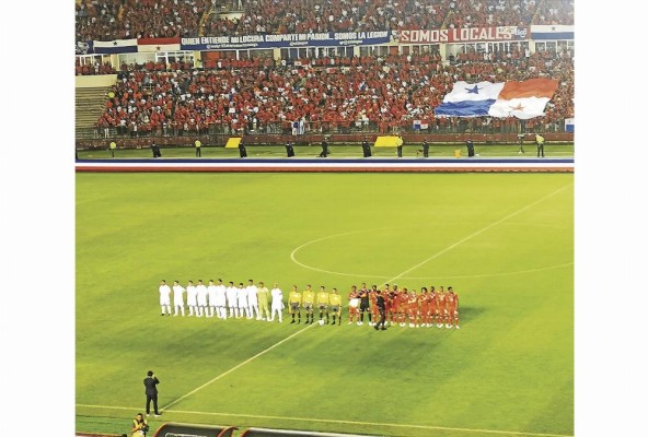 La selección jugó motivada por los aplausos y el coro permanente de animación, que le llegaba desde la tribuna.
