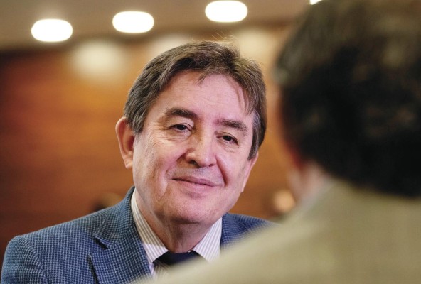 El director del Instituto Cervantes, Luis García Montero, habla durante una entrevista en Brasilia.