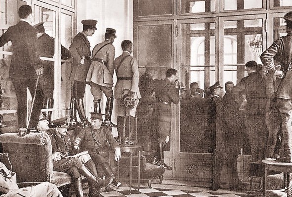 Testigos se paran sobre sillas y muebles para presenciar la firma del tratado de Versalles, en 1919.