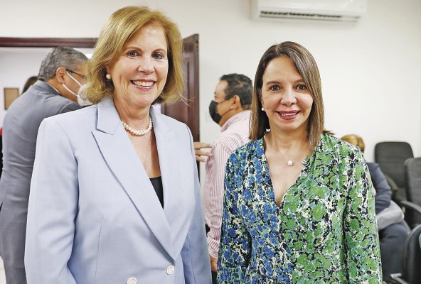 Dora Boyd de Pérez Balladares, Nadya Vásquez