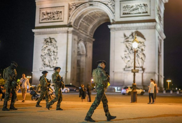 Un grupo de militares vigila las áreas turísticas de la ciudad de París, como al Arco de Triunfo.