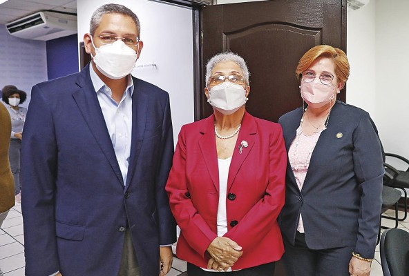 Eduardo Quirós, Alma Montenegro de Fletcher, Marianela de García