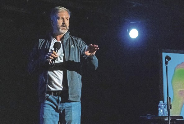 El maestro de ceremonia Henry Twohy.