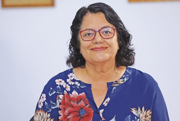 La escritora Silvia Quezada publicó su primera novela 'Habitaciones furtivas'