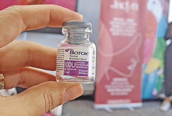 La relajación de los músculos faciales puede reducir las arrugas mediante la aplicación experta de la toxina botulínica.