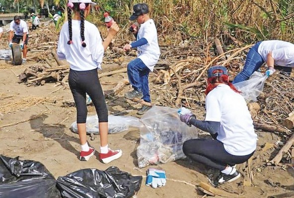 Diversas empresas y grupos ambientalistas realizan jornadas de limpieza de playas en las que recogen toneladas de basura, incluyendo objetos plásticos.