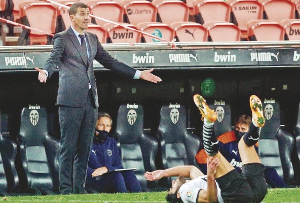 El entrenador del Valencia C.F. Javi Gracía, durante un partido.