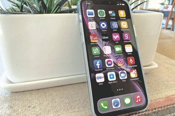 Foto de un modelo estándar del iPhone 12.