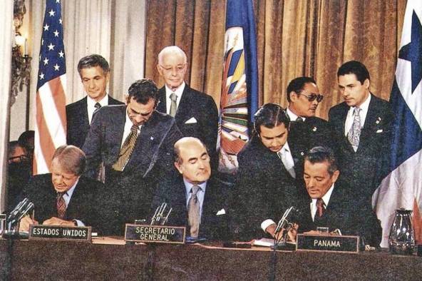 Omar Torrijos y Jimmy Carter, firmando los Tratados de 1977.