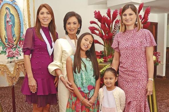 Ana María Chiquilani de Sosa, Ana María Ponce de Chiquilani, Estefanía Sosa Chiquilani, Victoria Chiquilani González Ruiz y Julieta González Ruiz