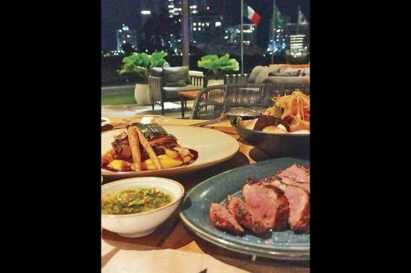 The Grill House cuenta con una acogedora terraza.