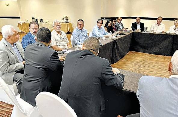 En le reunión estuvieron presentes el expresidente Martín Torrijos, dirigentes del PP, y fue invitado Rubén Arosemena, ex vicepresidente de la República durante el mandato de Torrijos.
