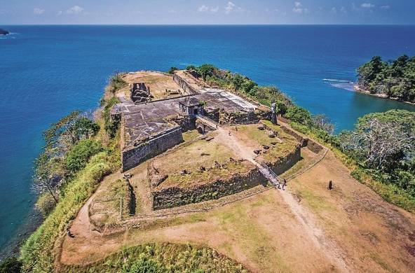 En el Caribe encontrará el Fuerte San Lorenzo, un sitio de historia de piratas y corsarios.