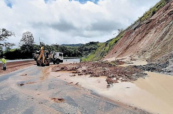 SE registró un deslizamiento de tierra en la vía Panamericana en el kilómetro 334, sector de Bella Vista en Tolé.