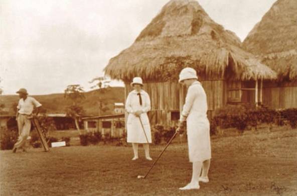 Retrato de grupo informal de dos mujeres jugando golf en el Golf Club de Las Sabanas, en ciudad de Panamá.