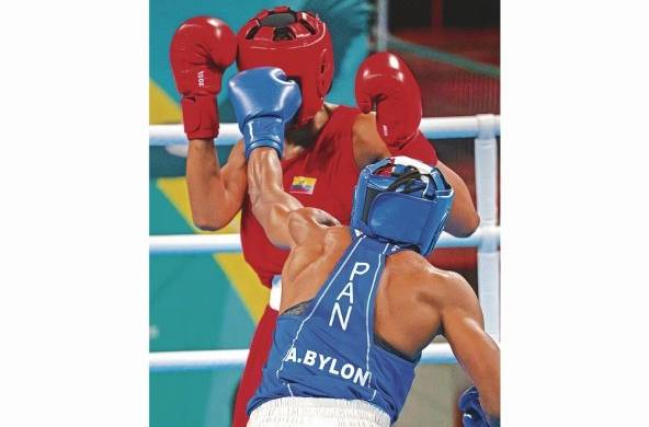 La boxeadora panameña Atheyna Bylon (azul)