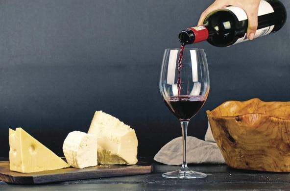 Los quesos y vinos son el maridaje perfecto en las celebraciones familiares.