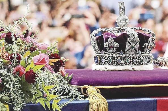 El ataúd de la reina Isabel II es transportado desde la abadía de Westminster al castillo de Windsor este lunes.