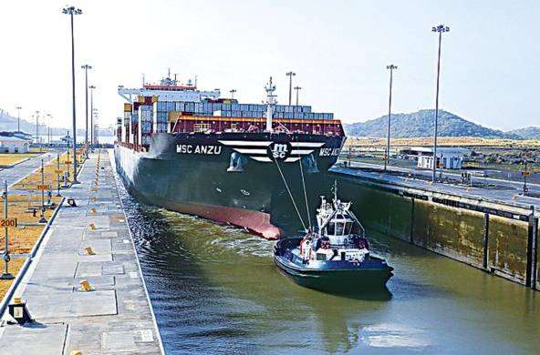 Un buque cruza por el Canal de Panamá.