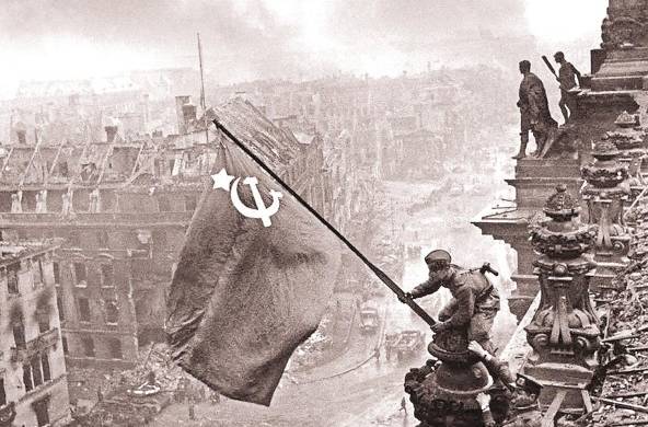 Soldados soviéticos plantan la bandera de la URSS en el edificio del Reichstag, en Berlín.