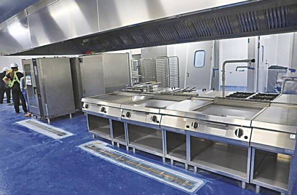 Varias planchas de cocina y un enorme extractor de humo y grasa, son parte de los equipos de esta cocina.