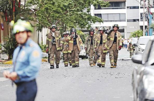Los bomberos de Panamá, en el lugar de la explosión.