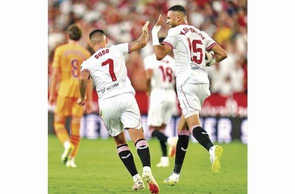Jesús 'Suso' Fernández (i.) y Youssef En-Nesyri (d.) durante un partido con el Sevilla.