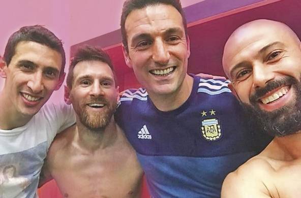 Di María, Messi, Scaloni y Mascherano, una foto que refleja camaradería y afecto a lo interno de la selección.