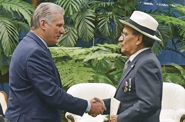 Miguel Díaz-Canel Bermúdez, presidente de Cuba (i), recibiendo a Reinaldo E. Rivera Escudero, embajador de Panamá en Cuba.