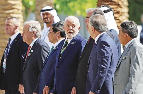 El presidente de Brasil, Luiz Inacio 'Lula' da Silva, camina entre otros líderes durante la COP28 en Expo City Dubái.