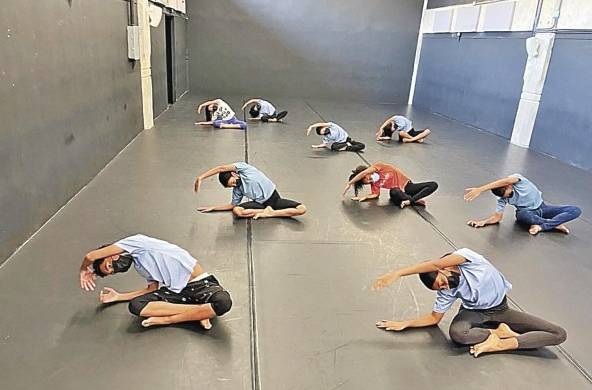 La fundación, que cuenta con unos acogedores salones, ofrece el programa Enlaces, que transforma la vida de niños y adolescentes mediante la práctica de la danza contemporánea.