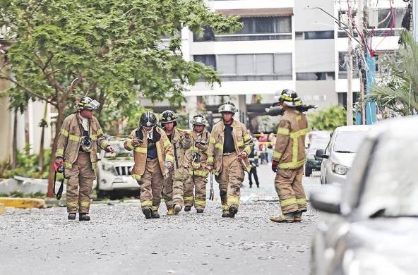 Bomberos de Panamá, este martes, durante la explosión en el PH Urbana.