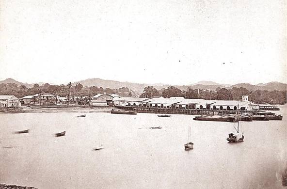 Imagen en la cual se aprecia el edificio donde se dio el incidente (izq.), así como el muelle de Playa Prieta en La Ciénaga en 1880.