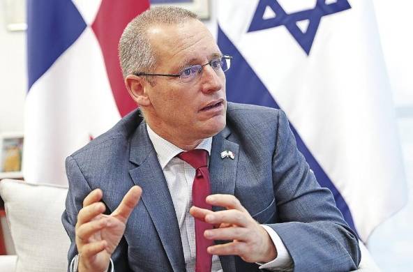 Embajador de Israel en Panamá, Itai Bardov, durante la entrevista con este diario.